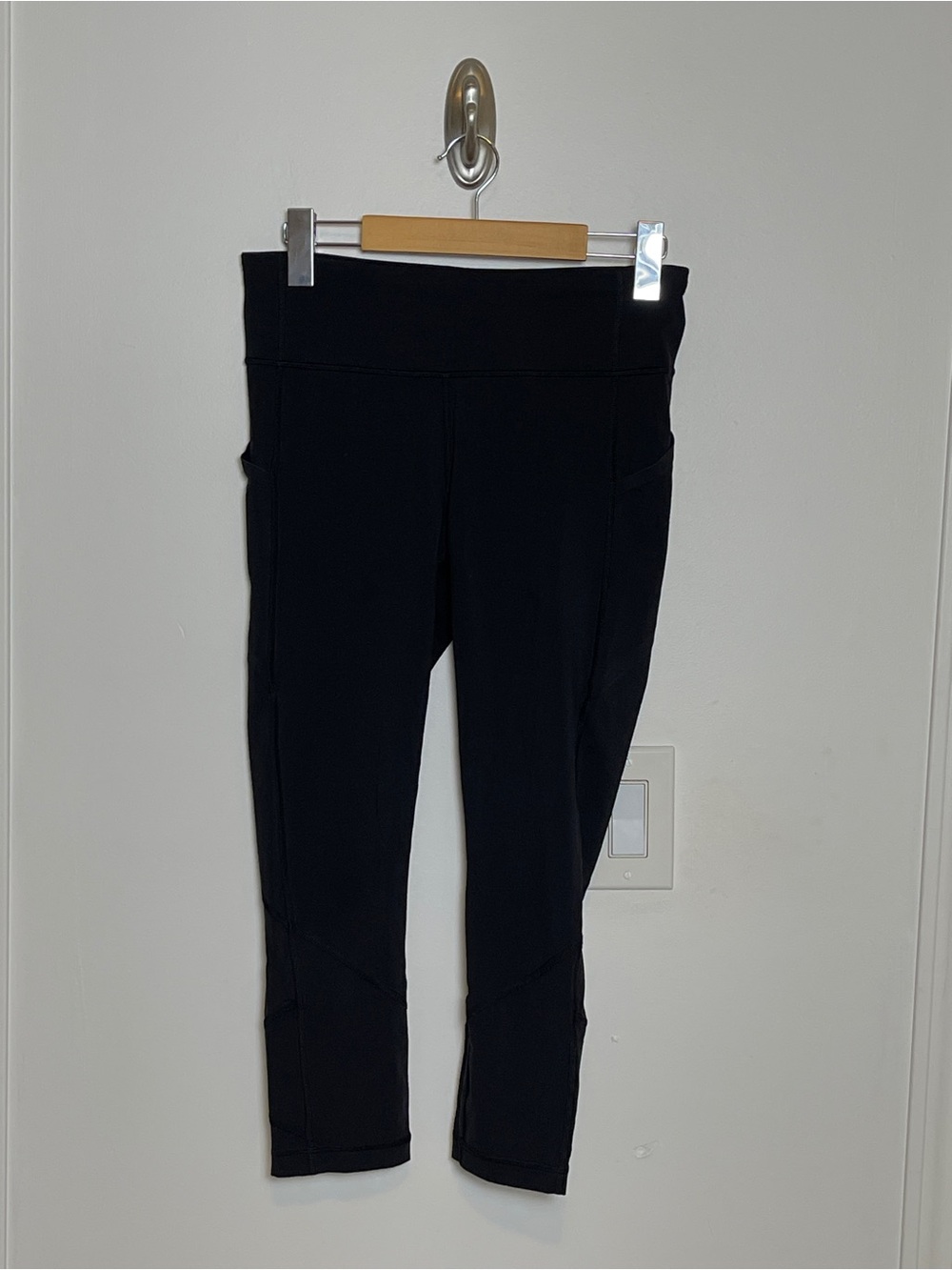 Lululemon Women’s Black Cropped Active Leggings size 6